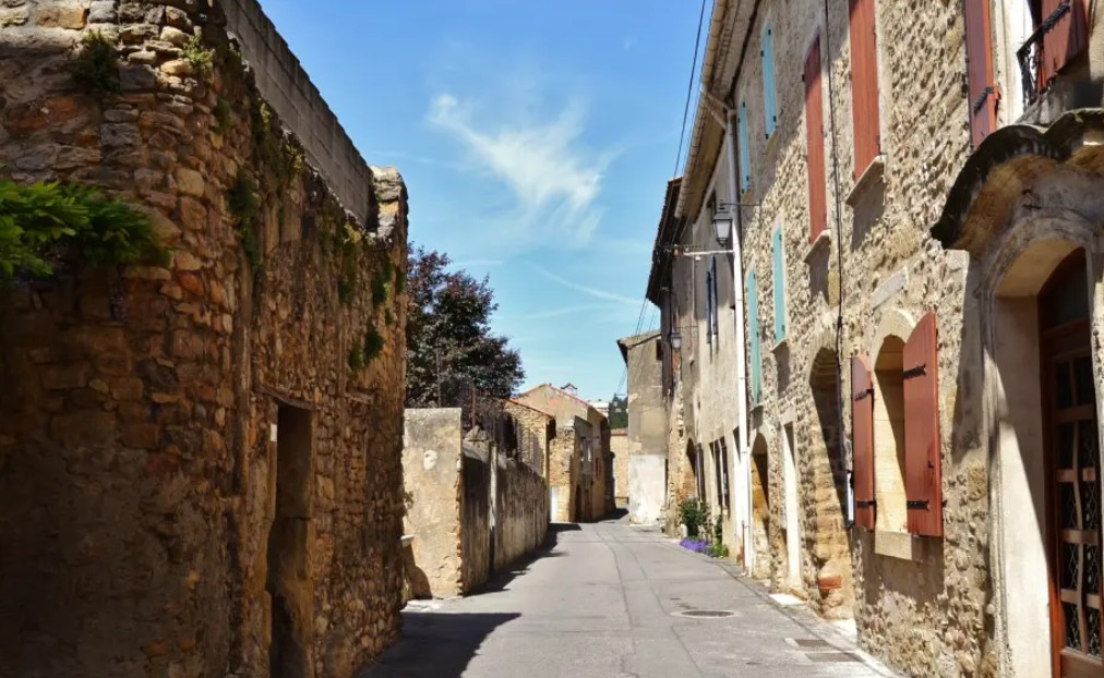 mornas village